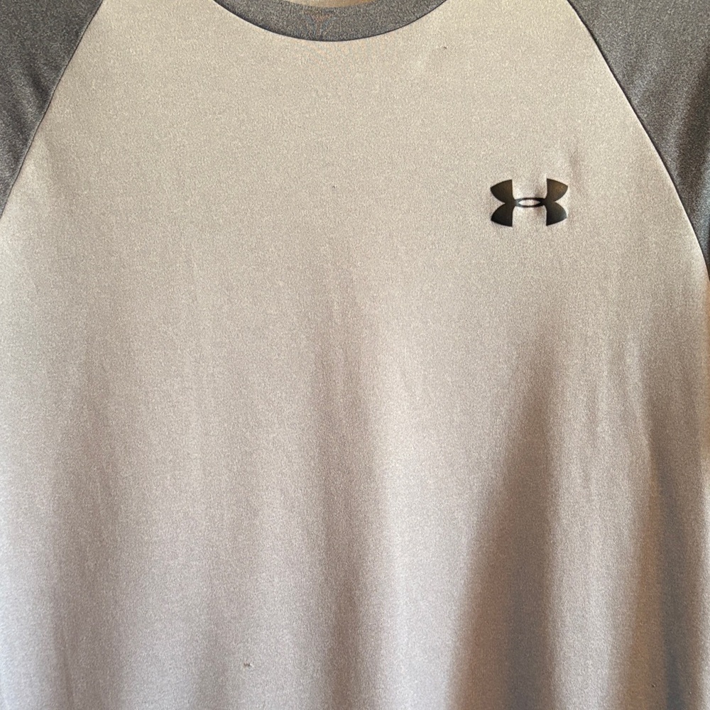 🍂3 for $15🍂Under Armour Men’s Long Sleeve Loose Fit Performance Shirt Light Gray - Picture 3 of 6